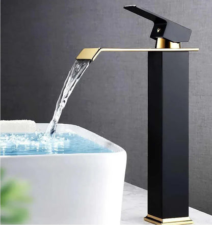 LLave para lavamanos tipo cascada. Diseño moderno y elegante.