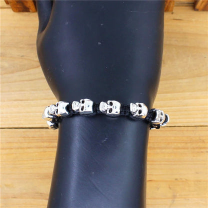 Pulsera tejida, con calaveras sonrientes plateadas