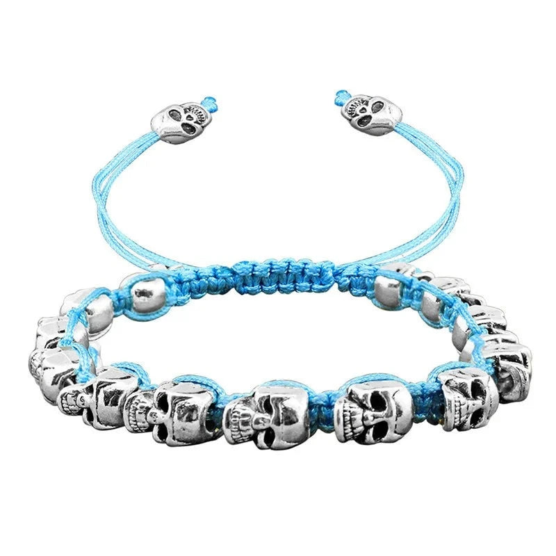 Pulsera tejida, con calaveras sonrientes plateadas