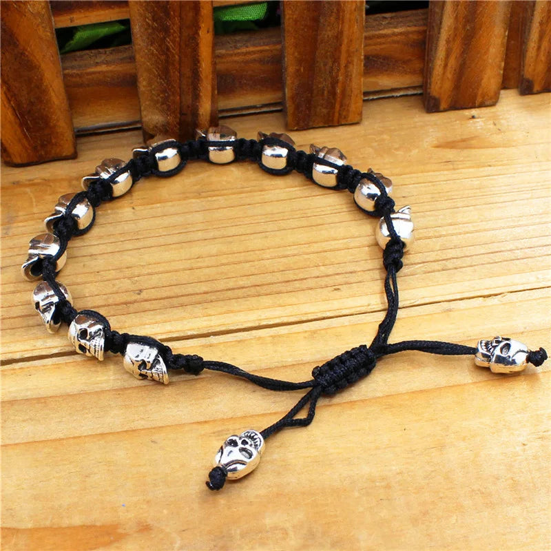 Pulsera tejida, con calaveras sonrientes plateadas