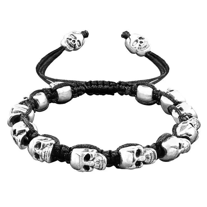 Pulsera tejida, con calaveras sonrientes plateadas