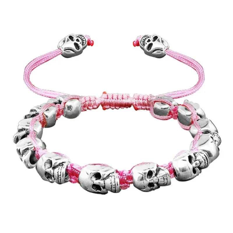 Pulsera tejida, con calaveras sonrientes plateadas