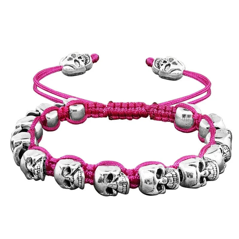 Pulsera tejida, con calaveras sonrientes plateadas