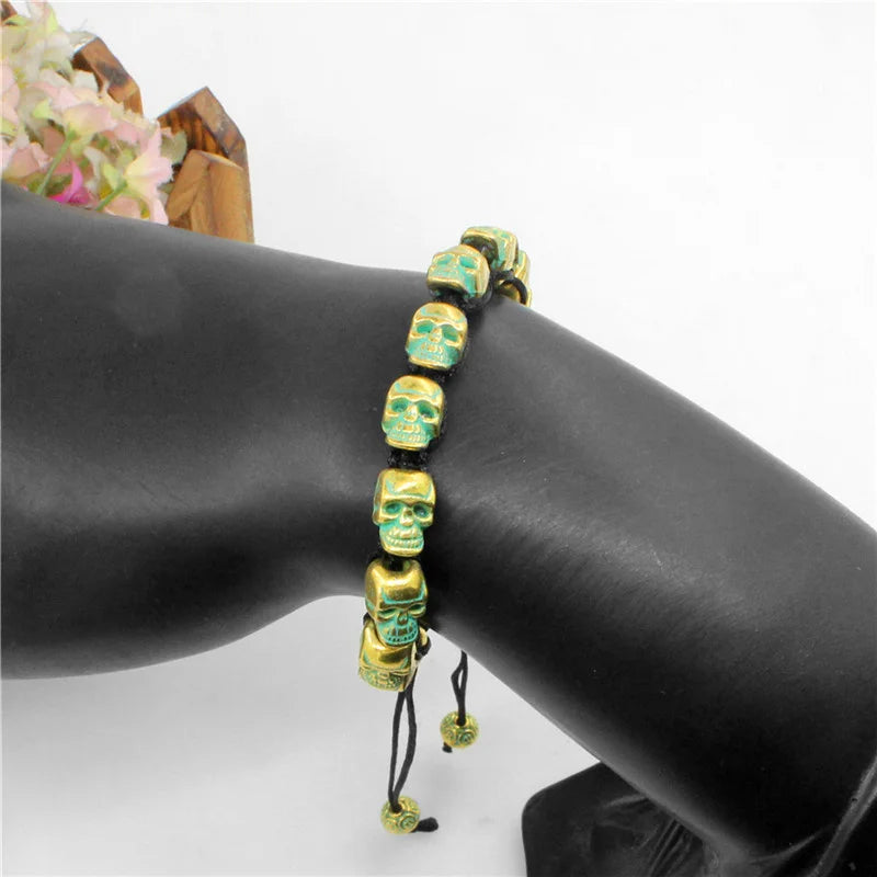 Pulsera tejida, con calaveras sonrientes plateadas