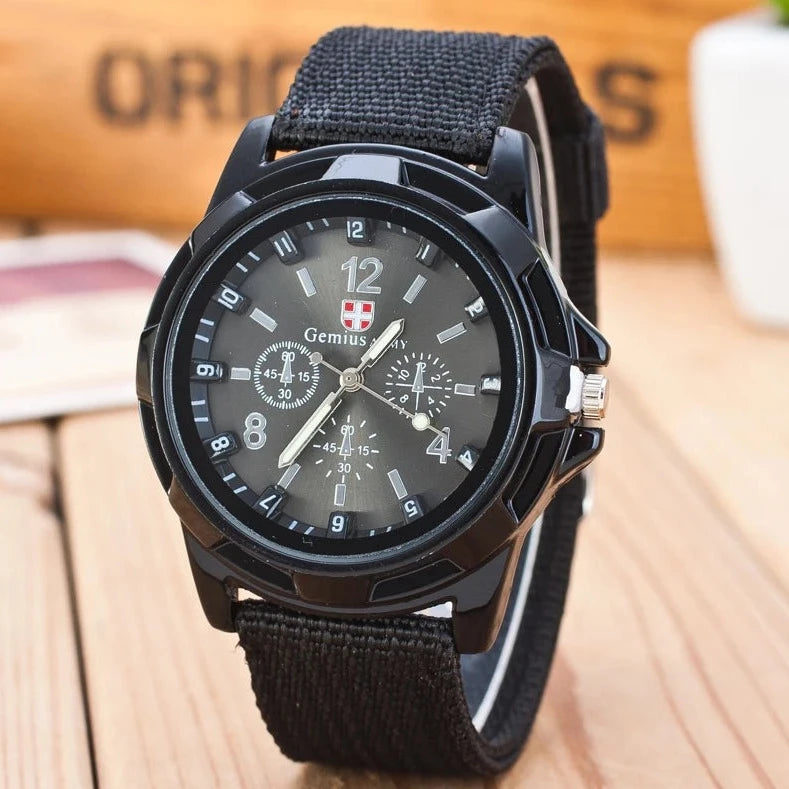 Reloj pulsera analógico con correa de lona militar