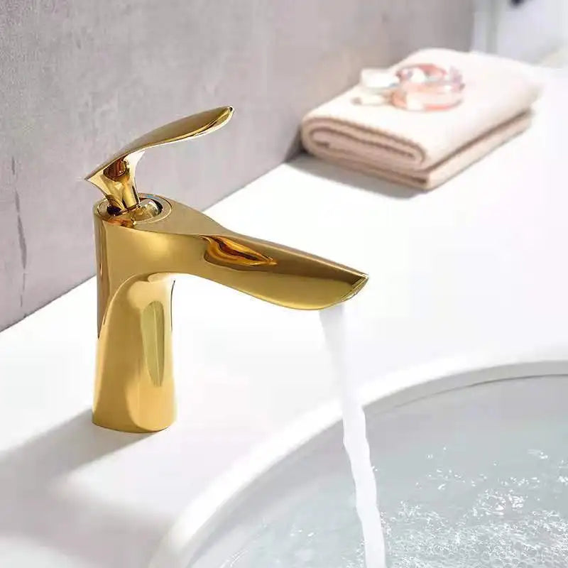 Llave de lavamanos para baño. Diseño moderno, elegante y sofisticado.