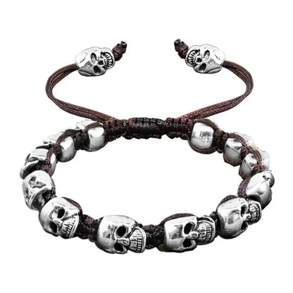 Pulsera tejida, con calaveras sonrientes plateadas