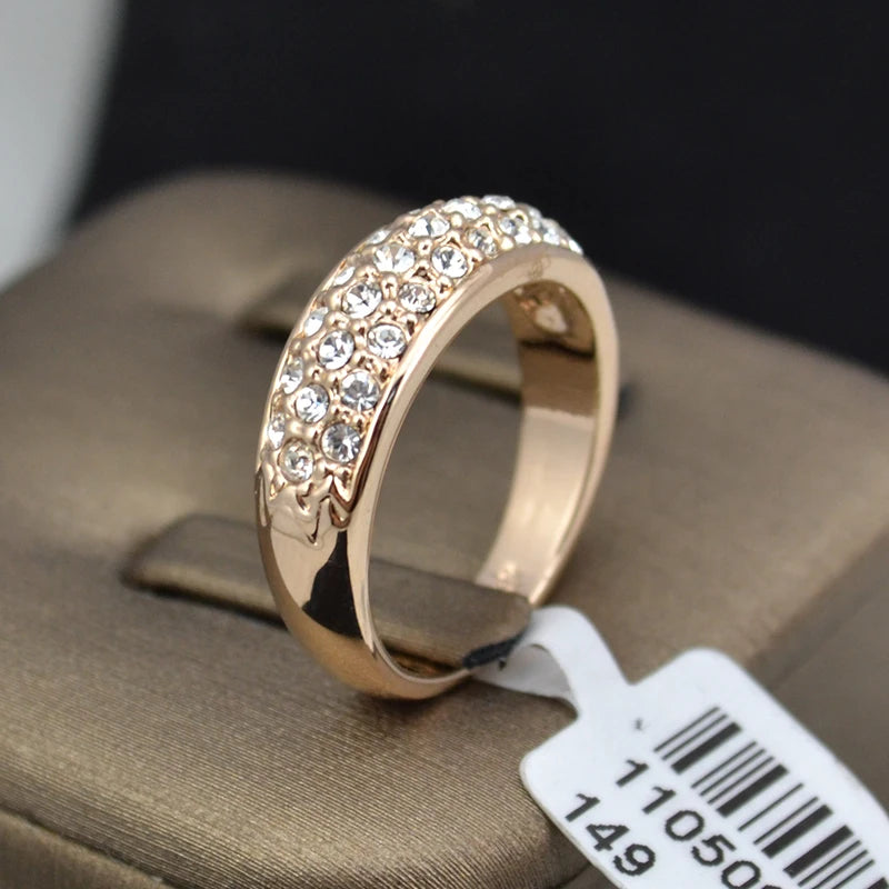 Anillo clásico con brillantes de fantasía