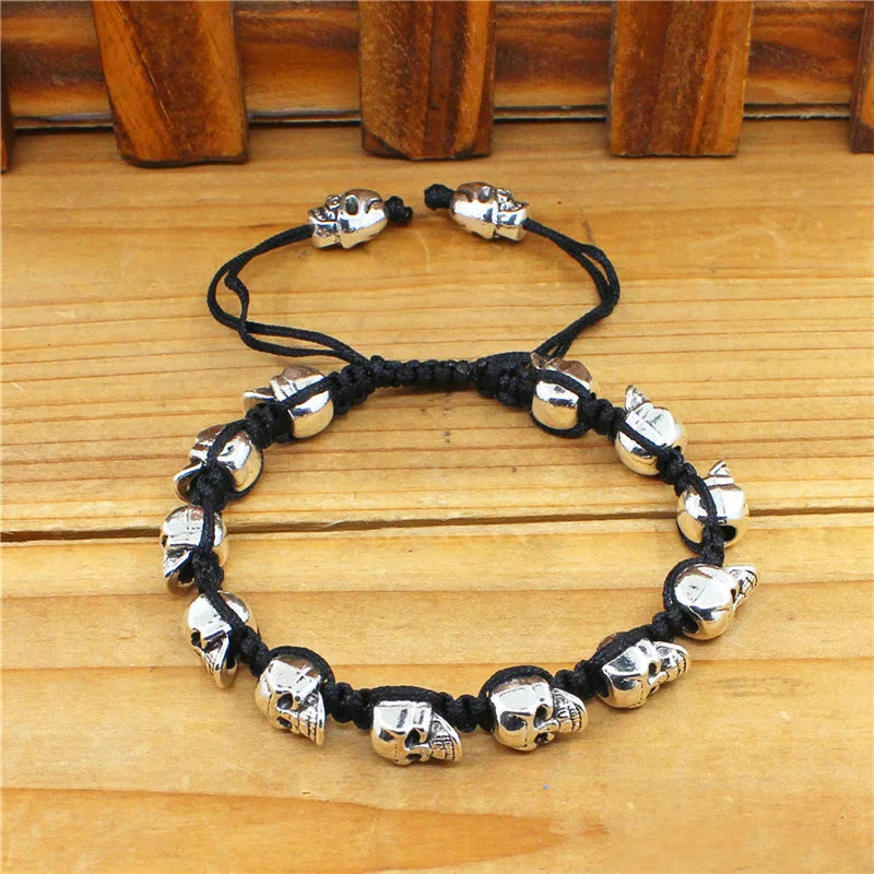 Pulsera tejida, con calaveras sonrientes plateadas