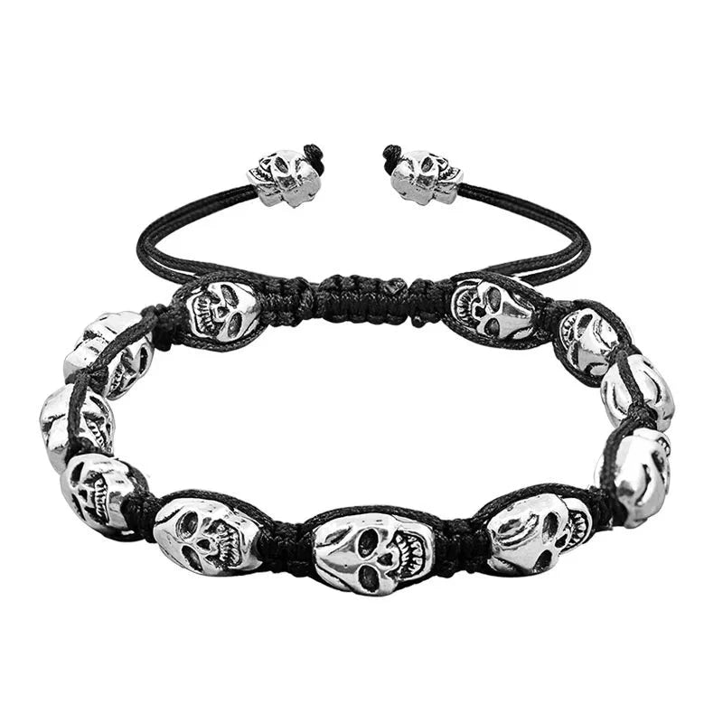 Pulsera tejida, con calaveras sonrientes plateadas