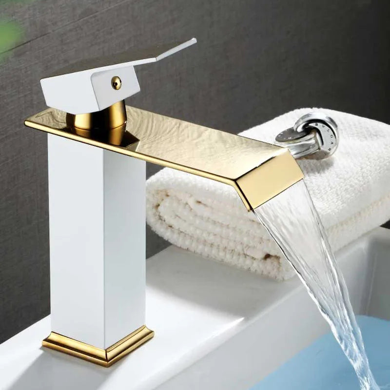 LLave para lavamanos tipo cascada. Diseño moderno y elegante.