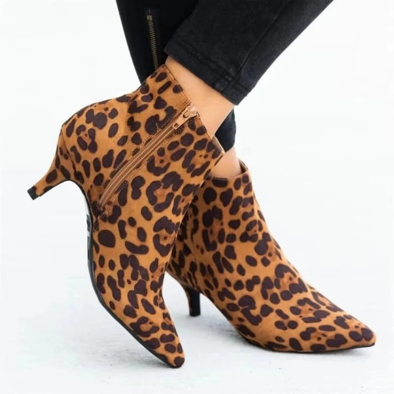 Botines animal print con punta estrecha