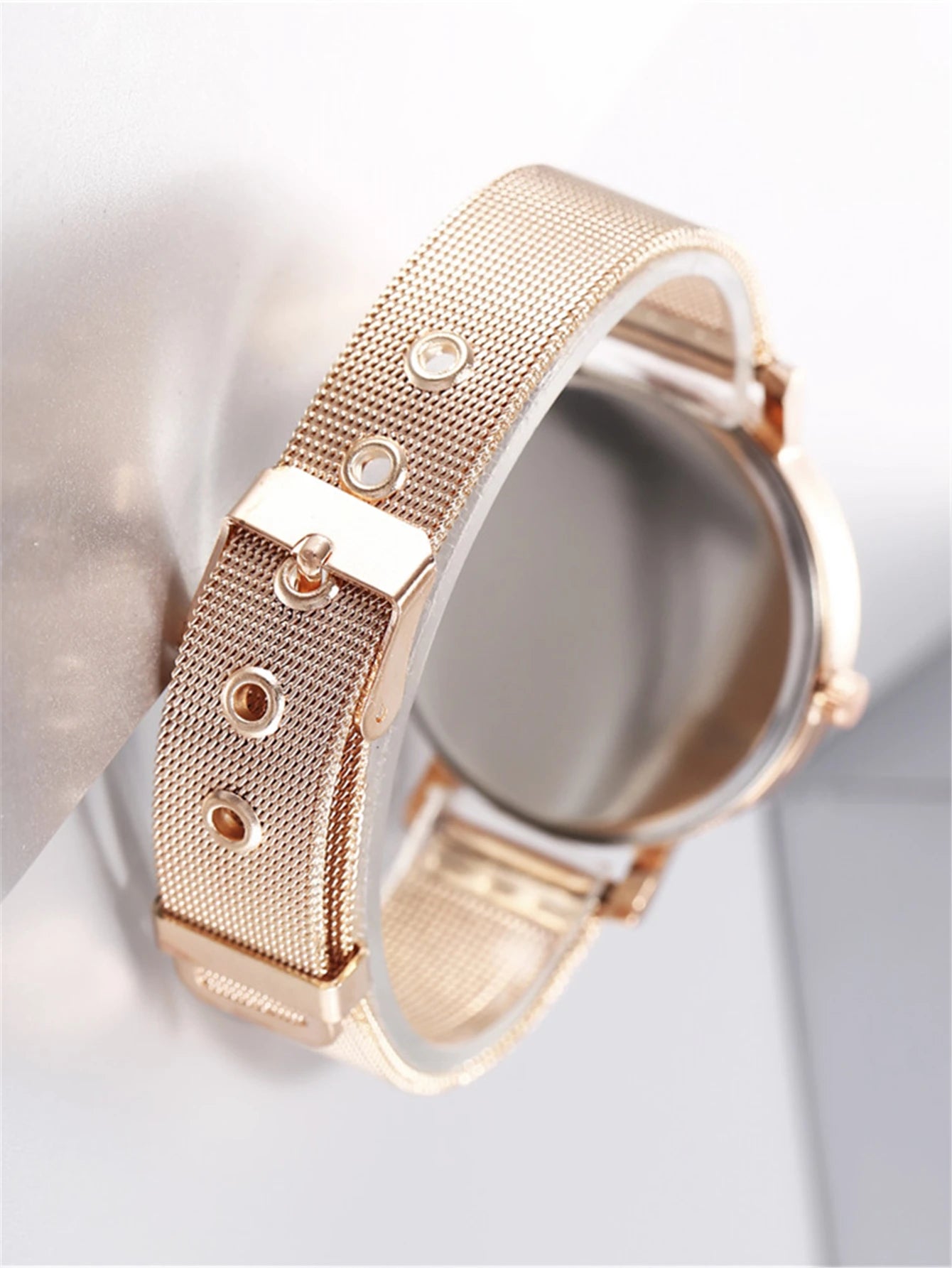 Reloj de pulsera sencillo a la moda para mujer. Casual y elegante.