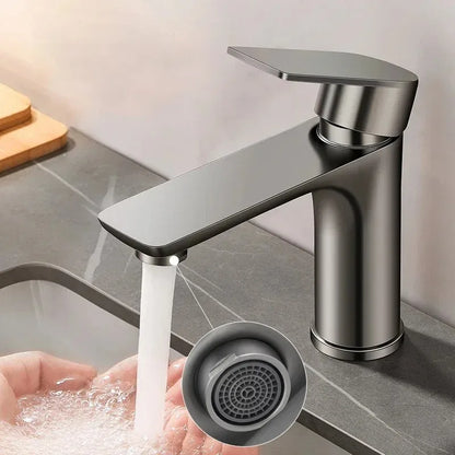 Llave para lavamanos de baño de acero inoxidable. Diseño moderno y elegante.